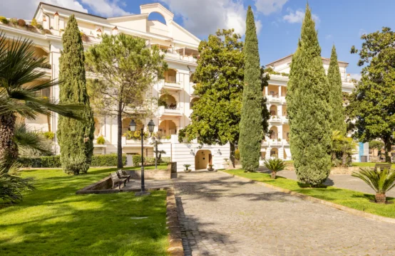Cortina D&#8217;Ampezzo, appartamento in contesto residenziale con piscina